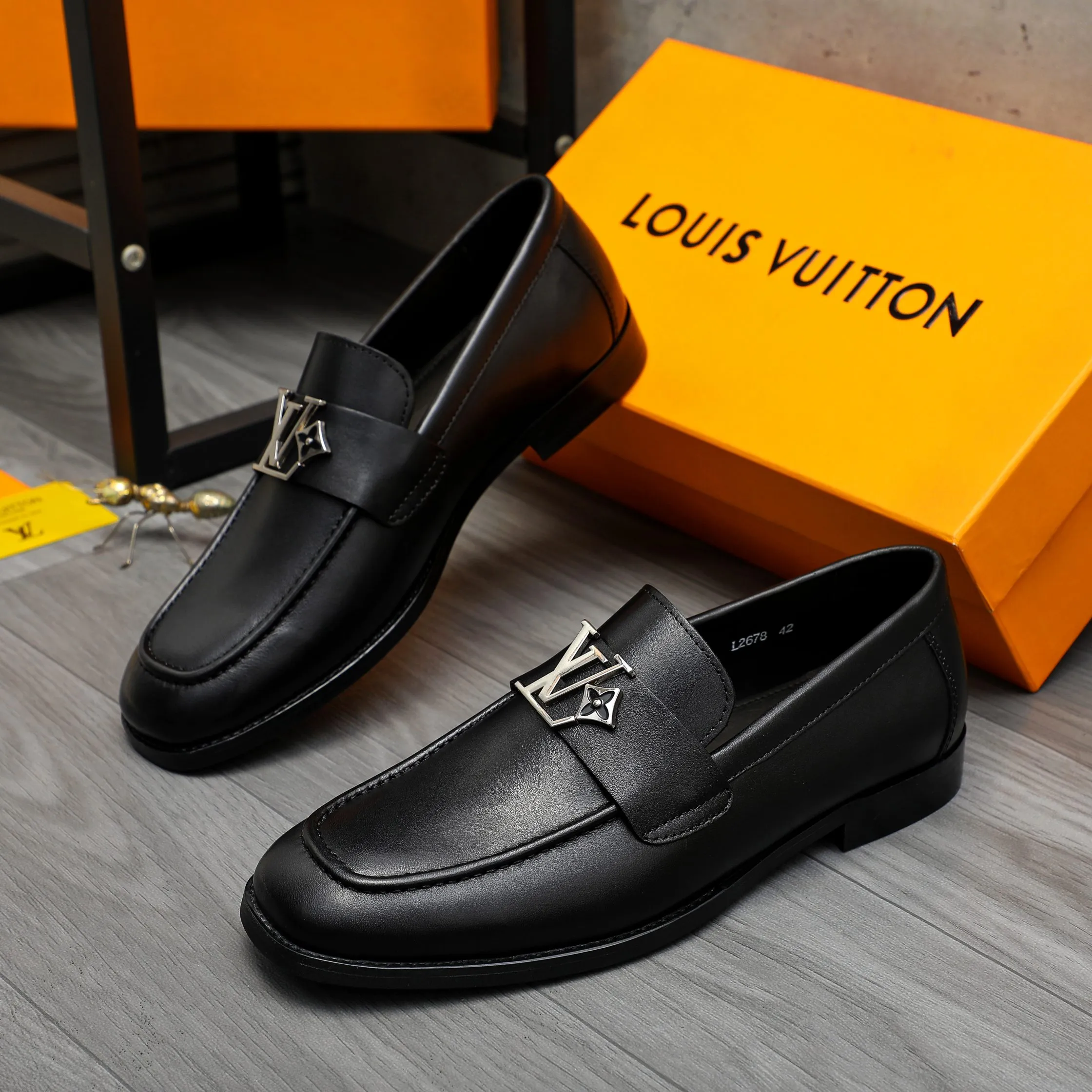 Men's shoes 💰p442 Product trademark: LV (Louis Vuitton) business slip-on leather shoes. Regular size: 38-45 (45 is custom-made and non-returnable) Product materials: Selected high-quality cowhide upper, cowhide lining, original rubber outsole